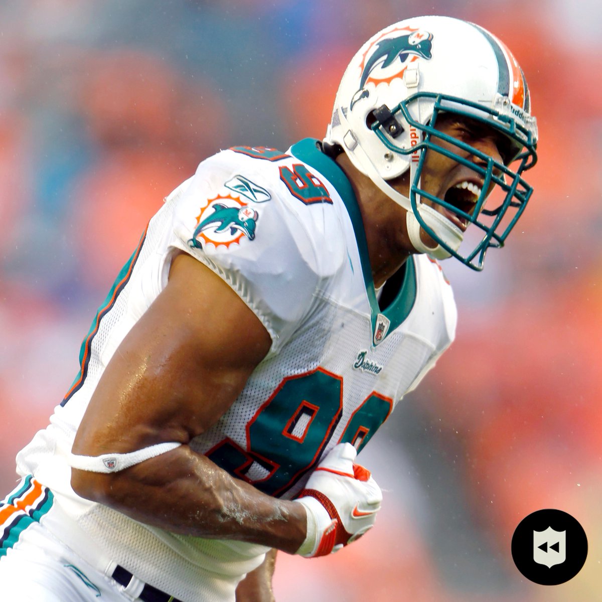 Happy birthday to the greatest defender in Miami Dolphins history: Pro Football Hall of Fame DE Jason Taylor 🎂 🐬 2007 Walter Payton NFL Man of the Year 🐬 2006 NFL Defensive Player of the Year