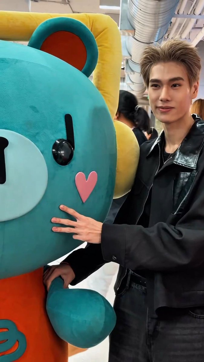 // OHH Jadi ini alasan Phuwin ke GEMMHouse hari itu… 🥹🩵🧸🎧🤏🏻 Q: Kalau kamu punya “BLACK CARD”, kamu mau memanjakan orang-orang ini dengan apa? — untuk PERMPOON 🐼: Aku akan traktir dia di GEMM House. Aku merasa PERMPOON bakal suka banget sama GEMM House, apalagi hari ini adalah hari pembukaannya. Jadi aku ingin memanjakan PERMPOON dengan semua hidangan yang ada di menu. Aku benar-benar ingin turun ke sana dan makan bareng. 🎤 Reporter: PERMPOON enak lohh! 🐼: Permpoon enak? Oke, aku akan COBA makan Permpoon! 😁 #phuwintang #BlackCardPHUWIN #PERMPOON #PondPhuwin #ปอนด์ภูวินทร์