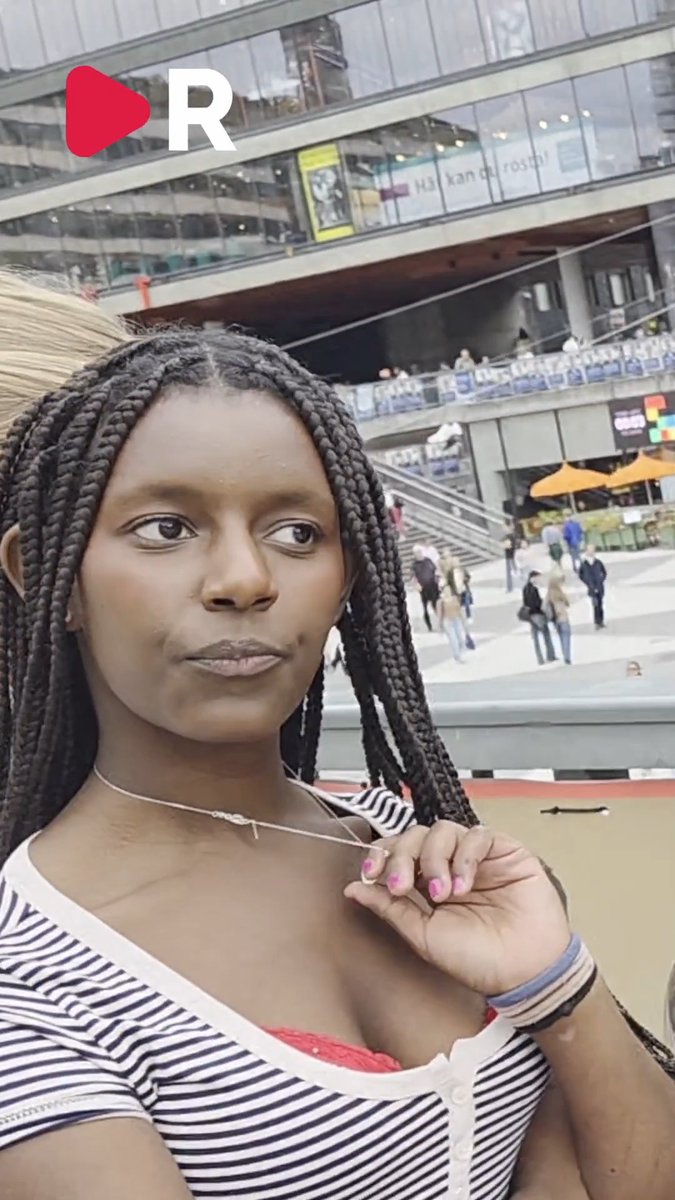 Tre personer vandaliserar SD-affischer på Sergels torg i Stockholm. Filmat av en funktionär från Medborgerlig Samling.