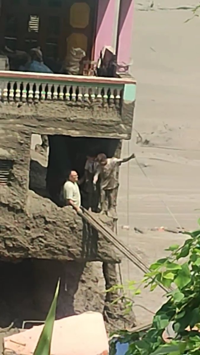 यो सेतो टिसर्ट लगाएका युवाको काम सहरनिय छ, एकदमै सुझबुझ सँग उद्धार गरेका छन्। #nepal #highlight #everyoneシ゚