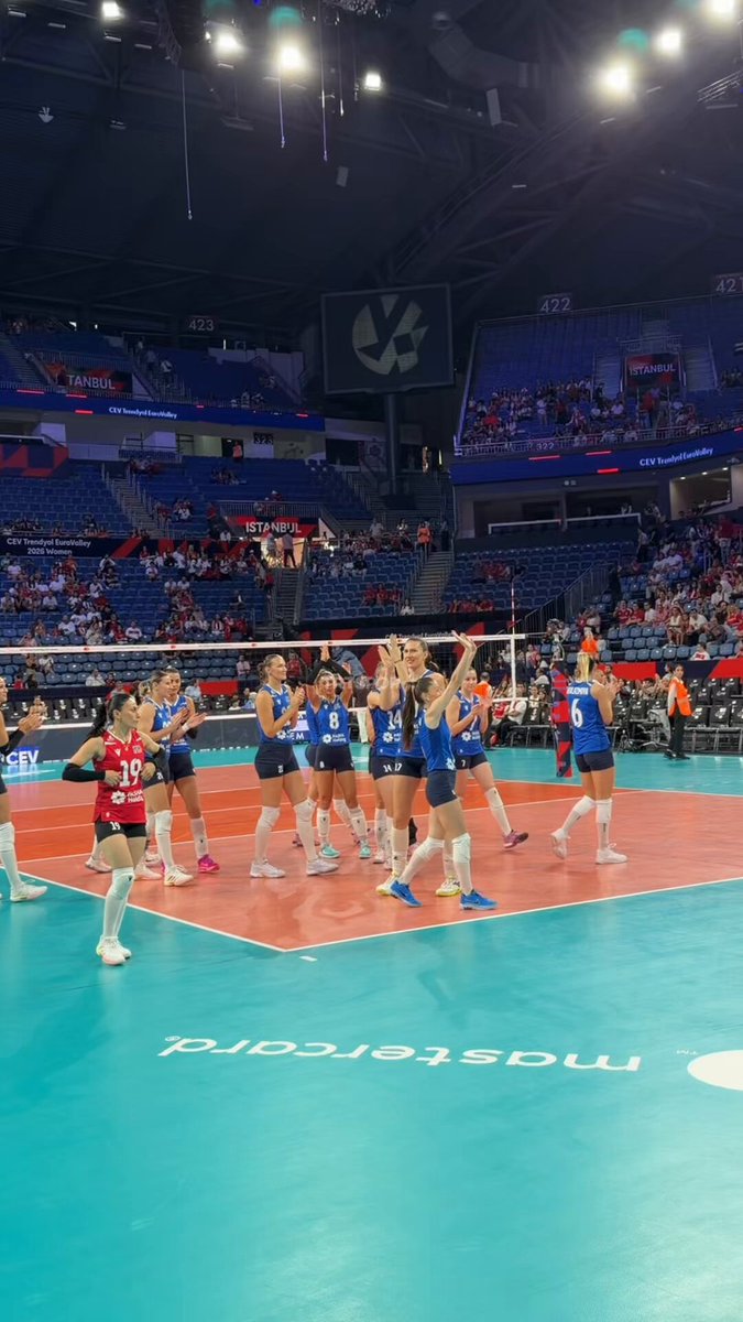 🇹🇷🤝🇦🇿 Azerbaycanlı oyuncular seyircilerimizin alkışları eşliğinde ısınmaya çıktı. 👏