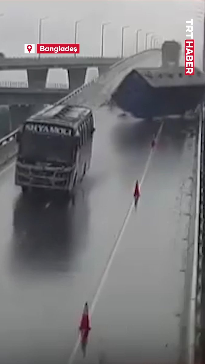 Yağış nedeniyle kayganlaşan yolda bir otobüs devrildi. Kazada can kaybı olmadı, 8 kişi yaralandı. 📍Bangladeş