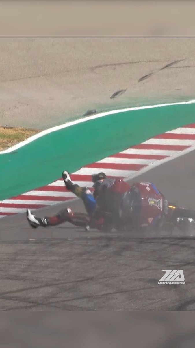 🫣🫣 Tyler O'Hara's chain snapped, sending him crashing to the ground. Thankfully, he walked away okay. #motorcycle #baggers #motorsports