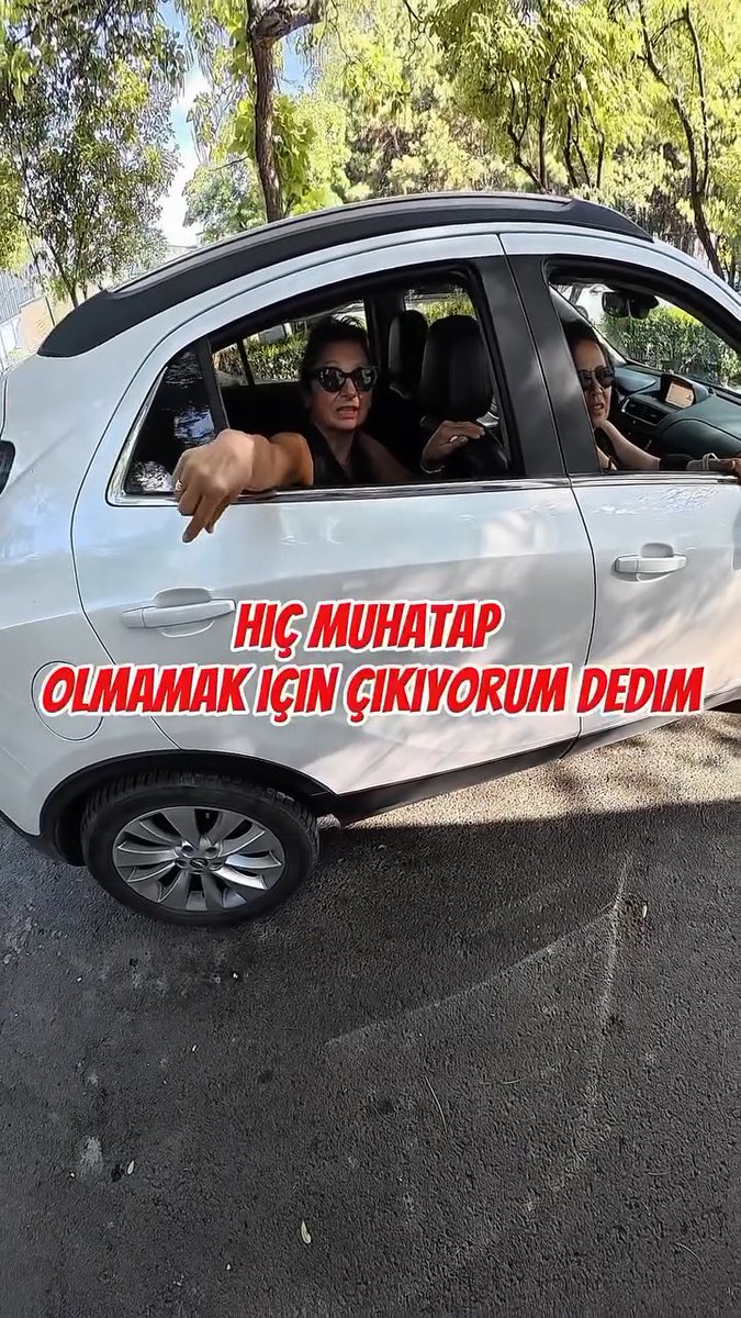Motoru arıza yapan bir kişi, yolun kenarına çekip tamir ettiği sırada oraya park etmek isteyen kadınlarla konuşmasını paylaştı: ➖Buraya araba park edeceğiz. ➕Tamam çıkıyorum. Müsaade edersen çıkacağım, ondan sonra gir. ➖ Hadi git ablacım...