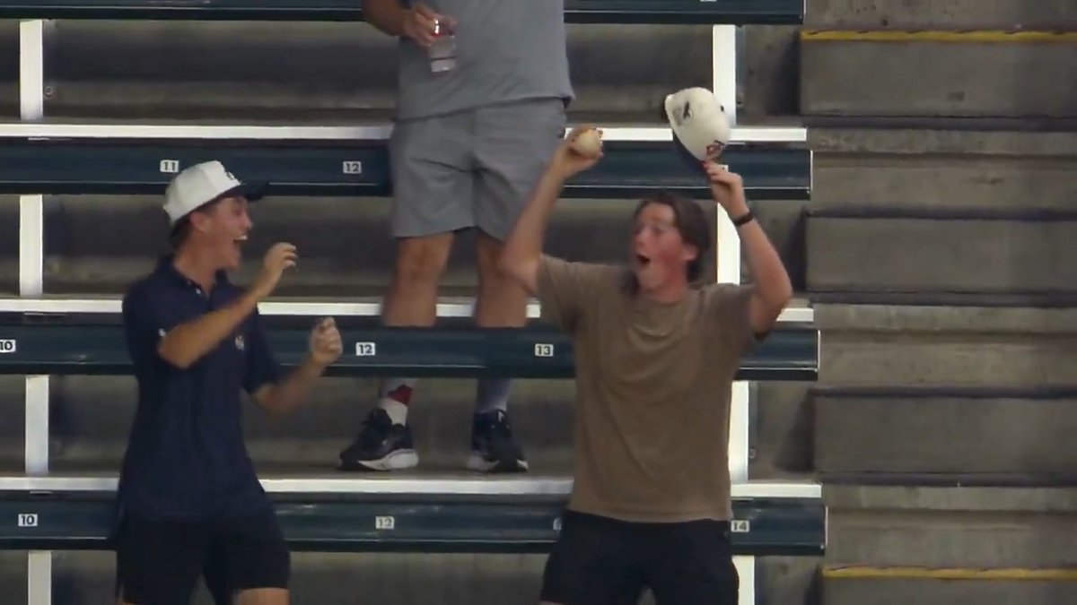 The Cat(ch) in the Hat 🧢 A fan snagged a home run ball with his cap at last night’s Minnesota Twins game!