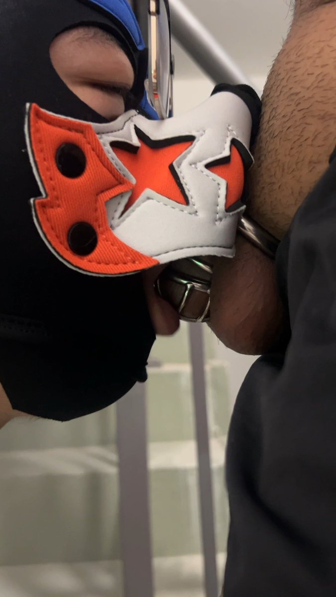 下班在家找不到狗狗的踪迹，听到楼梯间有犬吠声就知道贱狗又光着身体跑出去了，寻到狗狗狠狠踩顺便给主人清理带了好几天的锁吊！