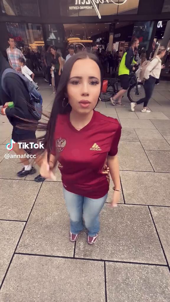 Cette kiffeuse fais la trend allo doudou en plein centre ville 😱😱🥵