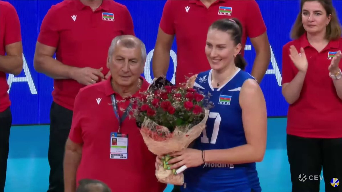 💐 Milli takım formasıyla son maçına çıkan Polina Rahimova'ya çiçek takdim edildi