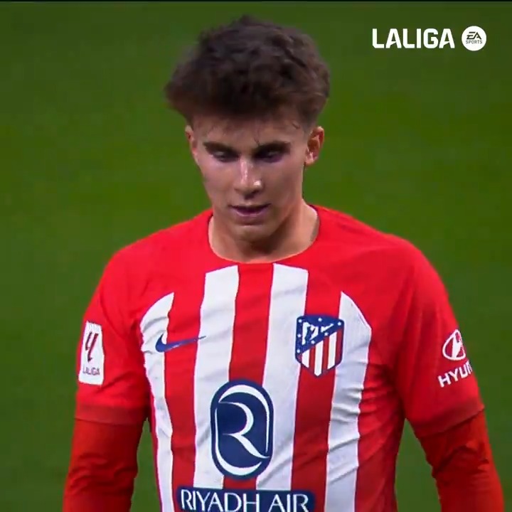 Antes Barrios pasaba más desapercibido sabíamos de su nivel la gente del Atleti y poco más. Ahora lo pide gente del United, del Liverpool, del Chelsea. Me da mucho miedo que aparezca un día la premier con 150M y le triplique el salario y se lo lleve.