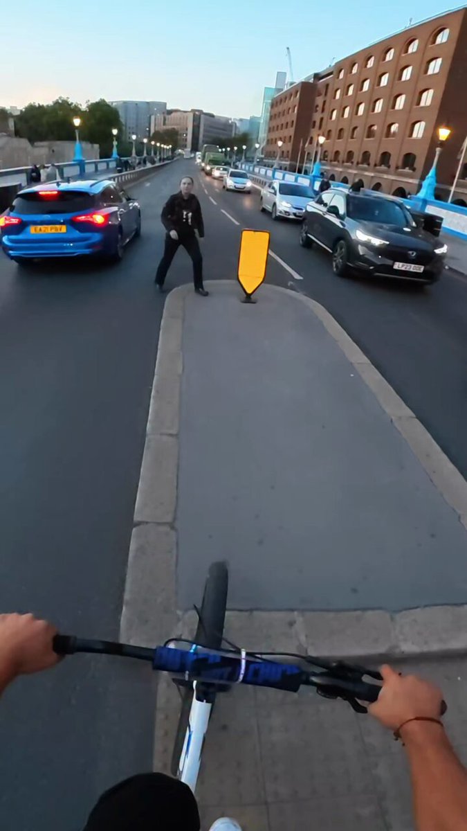 A cyclist gets stopped by the police after riding like twat on Tower Bridge. The altercation that follows is somewhat ridiculous 😂