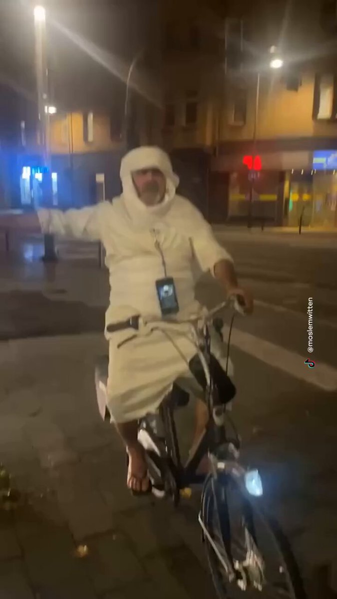 Ein syrischer Asylbewerber namens Amer Ghanem aus Witten zieht seit Jahren mit einem Lautsprecher durch die Innenstadt und rezitiert laut den Koran. Das führt zu zahlreichen Beschwerden, teilweise schon gegen vier Uhr morgens. Manche Anwohner sollen wegen der Rezitationen zeitweise ins Hotel ausgewichen sein. Die Stadt hat ihm deshalb hohe Geldsanktionen wegen Ruhestörung auferlegt. Ghanem lässt sich davon nicht abhalten und rezitiert weiter. Polizei und Ordnungsamt sind seit einigen Jahren mit ihm beschäftigt. Er bezieht Sozialleistungen (563 Euro monatlich) und lebt in einer Obdachlosenunterkunft. Trotzdem muss er sich seit August 2023 kaum noch mit dem Jobcenter auseinandersetzen. In den Akten steht, eine Vermittlung in Arbeit sei wegen seines »Hintergrunds« nicht möglich. »Potenzielle Gefahrensituationen sollen nicht provoziert werden.« Diese Ausnahme gilt demnach bis Dezember 2026. Ein Bewährungshelfer soll das Jobcenter zuvor gebeten haben, G. nicht zu »provozieren«. Warum er unter Bewährung stand, ist nicht bekannt. 2020 lebten seine Ehefrau und die Kinder in einem Frauenhaus. Das Jobcenter vermerkte eine Auskunftssperre gegenüber dem Ehemann. Der genaue Grund dafür ist nicht genannt. Das NRW-Arbeitsministerium hält ein solches Vorgehen grundsätzlich für rechtswidrig, denn Menschen allein wegen eines möglichen Gefährdungspotenzials aus der Arbeitsvermittlung herauszunehmen, sei nicht vorgesehen. Zum konkreten Fall äußert sich das Ministerium nicht. Das zuständige Jobcenter des Ennepe-Ruhr-Kreises wollte sich aus Datenschutzgründen ebenfalls nicht äußern.