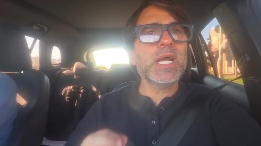 Cuando los militares se hundían en la crisis económica, nos quisieron hacer creer que podíamos recuperar Malvinas. Milei hace lo mismo. Se hunde y mañana da una cadena nacional para mentirnos con Malvinas. No solo comparten el desastre económico, también la miseria moral.