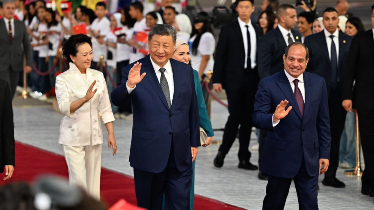 Watch: Chinese President #XiJinping arrived in Cairo on Tuesday for a state visit to Egypt. #ChinaEgypt