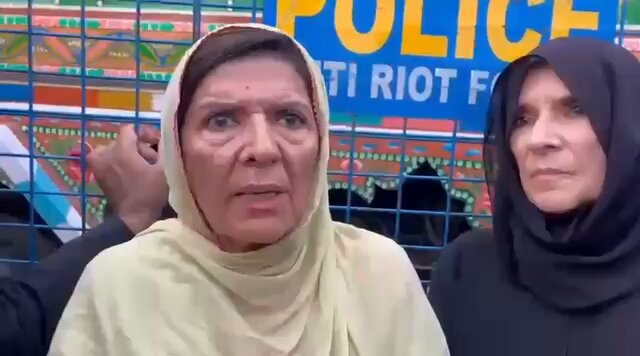 ہمیں عدالت اور سپریم کورٹ کے احکامات کے مطابق آزاد اور غیر جانب دار طریقے سے چیک اپ کروانے کی اجازت کیوں نہیں دی جا رہی؟ بلڈ پریشر بھی انہوں نے مینول طریقے سے چیک کیا۔ اب یہ مینول طریقہ کیا تھا اور اس میں کیا ریڈنگ آئی، ہمیں کیا پتا؟ ہمیں صرف یہ بتایا جاتا ہے کہ بلڈ پریشر چیک کیا گیا، لیکن کس طریقے سے ڈاکٹر نے کیا سنا، کیا ریکارڈ کیا اور کیا نتیجہ نکالا، ہمیں اس کی مکمل معلومات نہیں دی جاتیں۔ مینول طریقے میں بلڈ پریشر ہاتھ سے چیک کیا جاتا ہے اور ڈاکٹر اپنے آلہ سماعت کے ذریعے ریڈنگ لیتا ہے۔ لیکن سوال یہ ہے کہ ہمیں اس عمل کی تفصیلات کیوں نہیں بتائی جا رہیں اور مکمل میڈیکل معلومات کیوں فراہم نہیں کی جا رہیں؟ جیل سے جو رپورٹ یا معلومات سامنے آئی ہیں، ان کے مطابق ایک موقع پر عمران خان کا بلڈ پریشر 145/100 بتایا گیا۔ لیکن ہمیں یہ بھی نہیں بتایا جا رہا کہ یہ ریڈنگ کس وقت لی گئی، کس حالت میں لی گئی اور اس کے بعد کیا اقدامات کیے گئے۔ ہمیں ان چیزوں کے بارے میں مکمل معلومات ہی نہیں دی جا رہیں۔ ڈاکٹر عظمیٰ خان Dr Uzma Khan #عمران_خان_پر_ظلم_بند_کرو