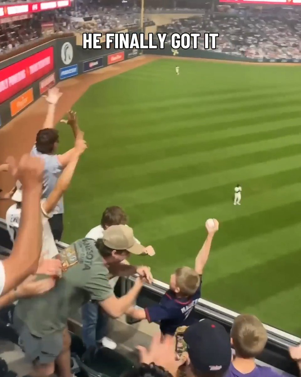They were not leaving without a baseball! Someone please find these dudes and thank them for making this kid’s year 🥹 Via: Bingtownnn/TikTok