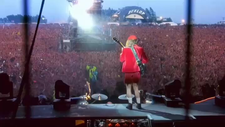 Y posiblemente esta sea una de las mejores intros de un concierto de Rock…