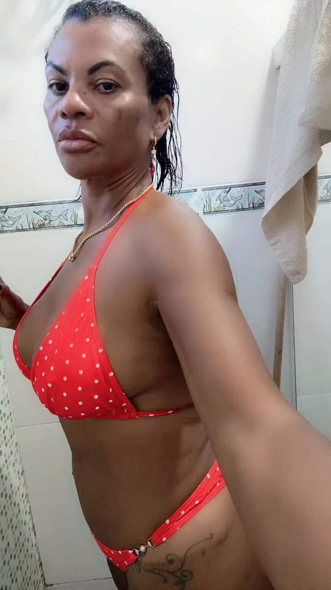 Coroa arrumada tomando um banho premium