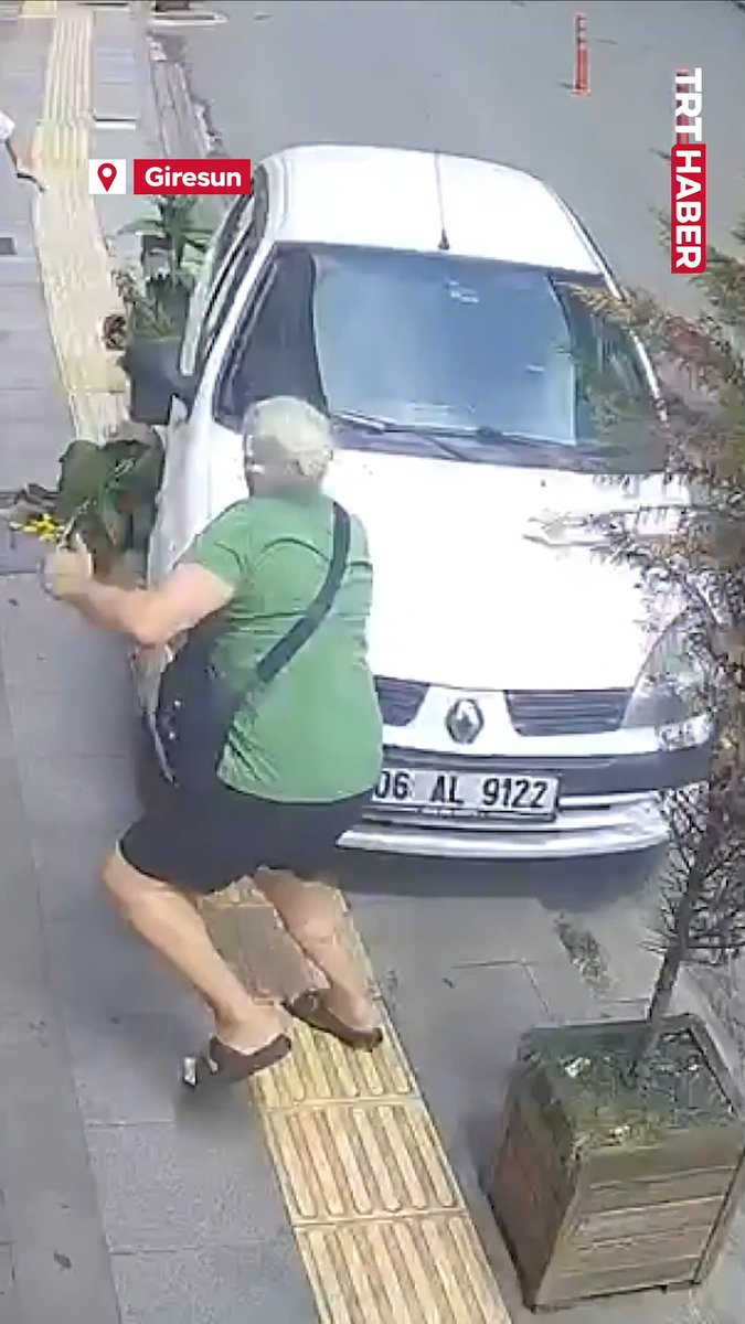 Giresun'da el freni çekilmeyen otomobilin üzerine doğru geldiğini fark eden bir kişi, ezilmekten son anda kurtuldu.