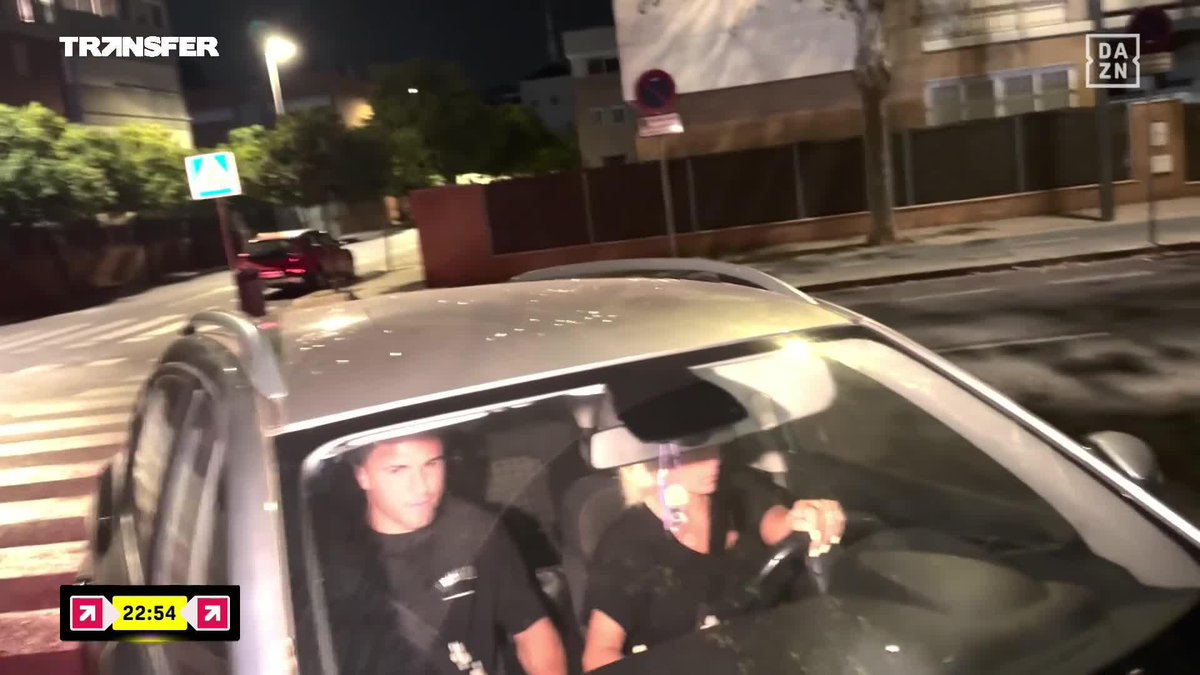 IMAGEN EXCLUSIVA DE Fran Campos Vรกzquez para #DAZNTRANSFER ๐น Asรญ llegaba Pablo Garcรญa junto a su madre a las oficinas del Real Betis tras confirmarse su salida al Real Racing Club ๐ง