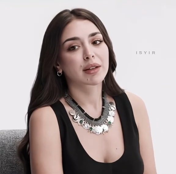 يما شفت مقابلة هيّا مرعشلي وقعدت ابكي 🥺 امها تركتها طول حياتها وقبل موتها جاها الزهايمر و كانت تنسى الكل الا هيّا رغم انها شافتها على كبر الموضوع يقشعر مره