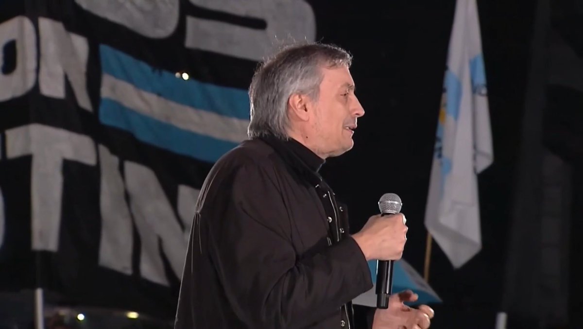 ❗️ MÁXIMO KIRCHNER: “EL PUEBLO NO PIDE SER DUEÑO DE UNA PETROLERA, PIDE TRABAJO Y COMER EN FAMILIA” En el acto conmemorativo en San José 1111, el diputado nacional Máximo Kirchner alertó sobre el impacto del modelo económico en la juventud: “Hay miles de pibes apretados por la crisis y en soledad, comunicándose solo digitalmente, que eligen quitarse la vida antes que vivir. Tenemos que volver a encontrarnos, mirarnos a la cara, debatir frontalmente y darnos una oportunidad porque el país lo merece”. Kirchner reivindicó conquistas históricas como el Conectar Igualdad y la AUH, y remarcó las demandas básicas de las familias: “Los pibes antes comían mejor, recibían una computadora y veían contentos a sus viejos. Nuestro pueblo es humilde, no pide ser dueño de una petrolera ni de una tecnológica: pide trabajo, una oportunidad y poder comer los domingos en familia”.