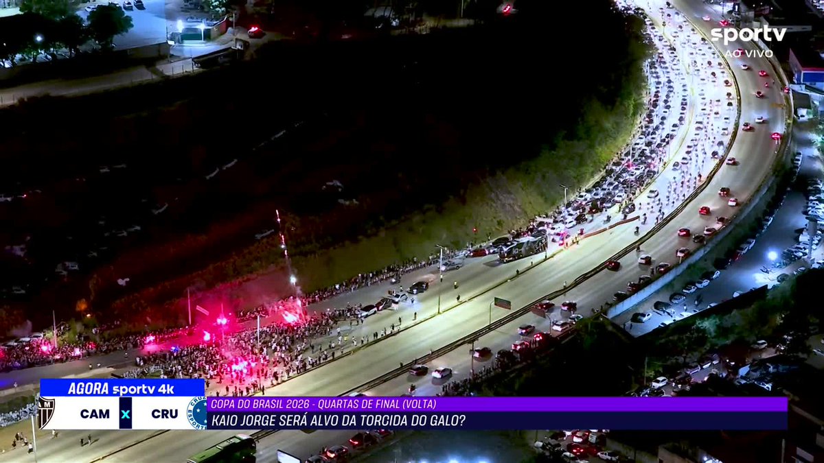 De arrepiar! Torcida do Atlético-MG fez uma festa absurda na chegada do ônibus da equipe na Arena MRV. #Futebol #CopaDoBrasil #AtléticoMG #Cruzeiro