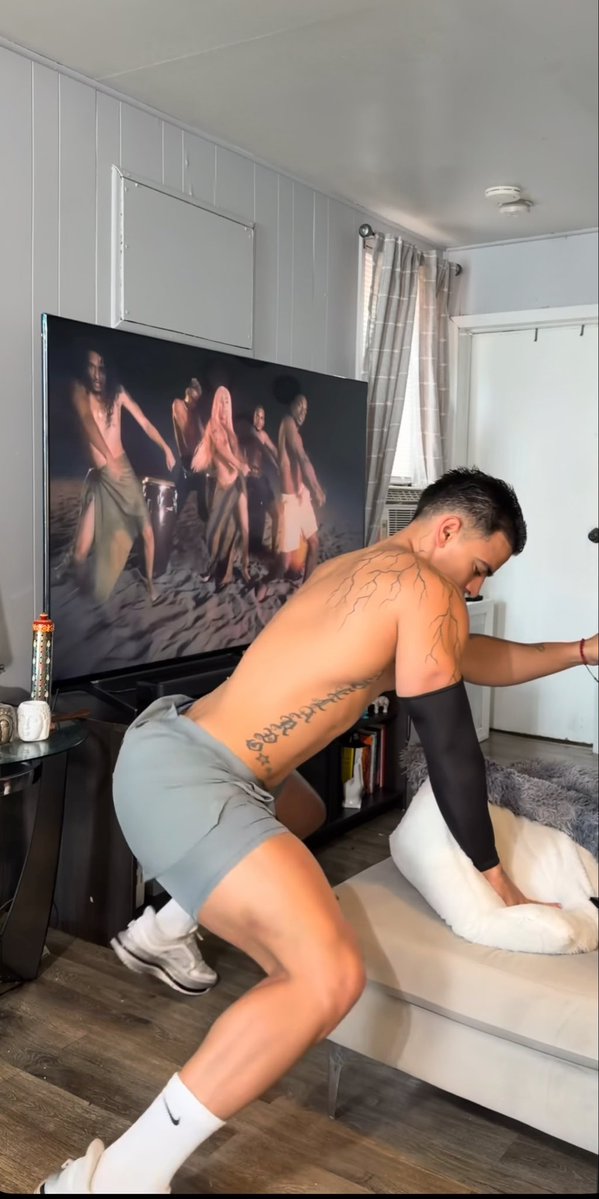 ¡Dios mío! Abelardo se mueve muy rico. Este hombre es muy sexy. Por cierto, ¿dónde estará Yailin la más viral ?
