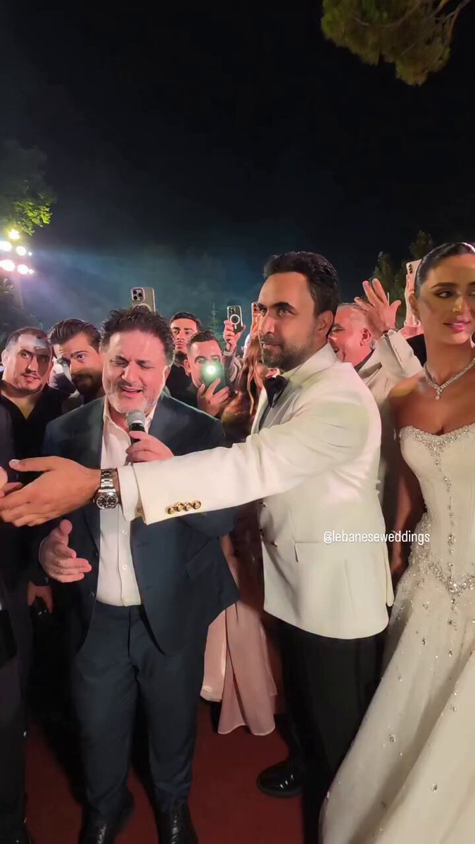 مهما كانت علاقتك بيها ازاي قبل الجواز مينفعش تمسك ايديها كده وتقربها منك ومراتك جمبك ولا اكنها موجوده مسكه الايد ونظرات العروسه ! توجع القلب