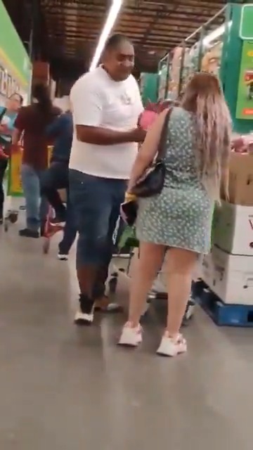 Una familia fue grabada probando #helados en un #supermercado del #Edomex sin comprar el producto. Luego de meterle el dedo y degustarlo, parece que no les gustó porque terminaron regresando el bote al congelador ¿Qué opinan de esta conducta?