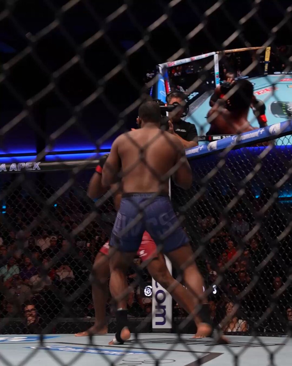 Didn’t need much time 😳 Gabriel Lorenco found the finish early in RD1! [ #DWCS is LIVE NOW on @ParamountPlus ]