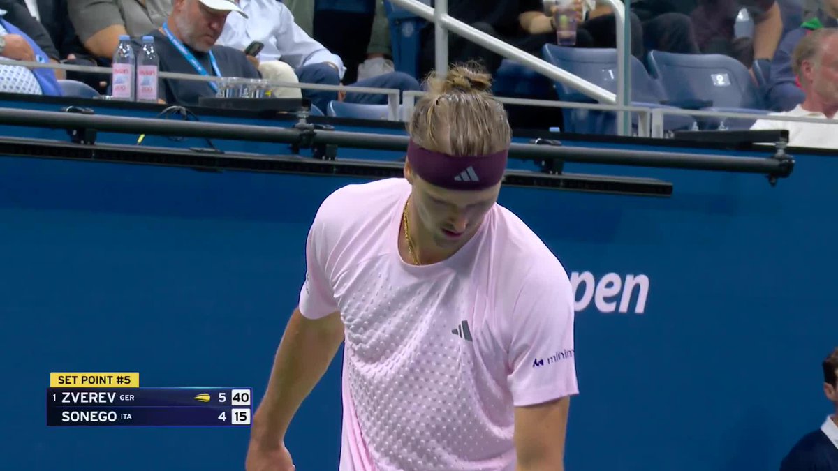 Zverev finds the line and takes the first set 6-4!