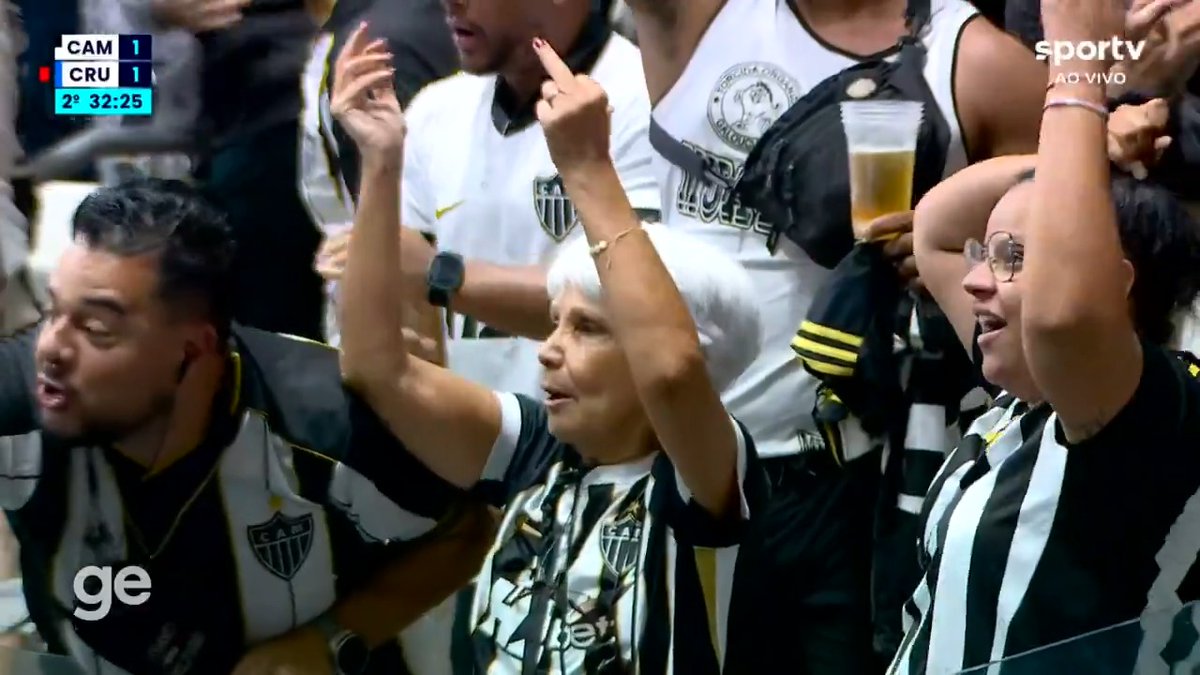 "A senhora vibra..." A senhora: 🖕🏻👵🏻🖕🏻 🎥 sportv | ge