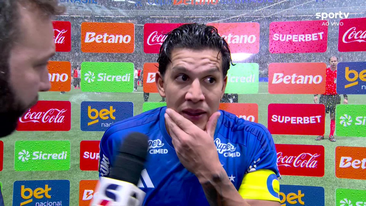"Quando estava 11 contra 11, nós criamos muitas chances de gol, mas não conseguimos resolver o jogo." "Temos que entender que, hoje, nosso objetivo é voltar a jogar a Copa Libertadores no ano que vem." 🎙️ Lucas Romero, do Cruzeiro. 🎥 sportv | ge