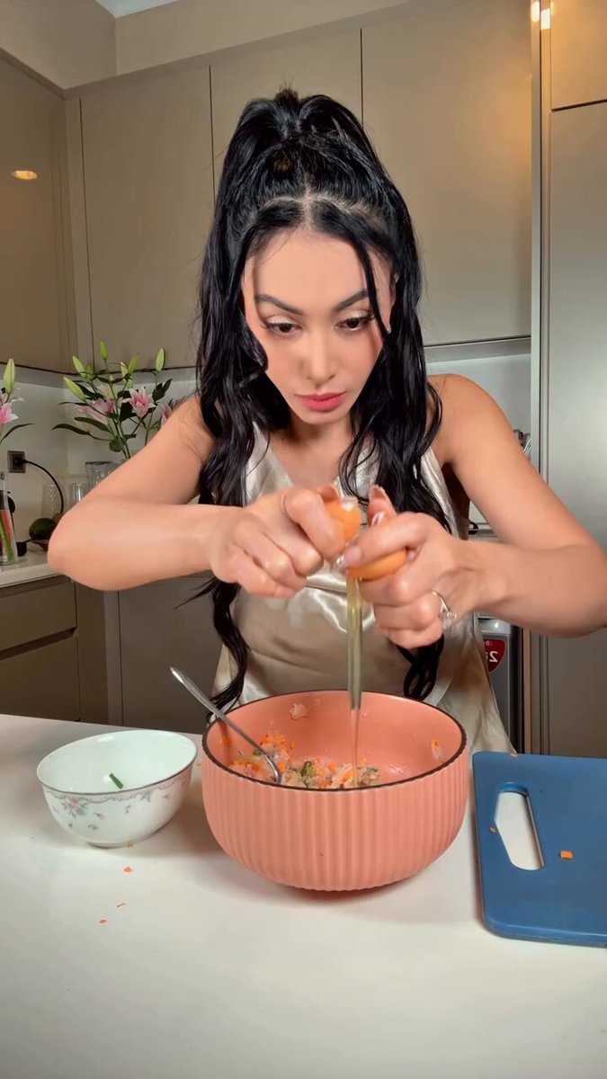 Denada kembali bikin konten masak, salfok pas pisahin kuning telur tapi telurnya malah jatuh 😂😂😭