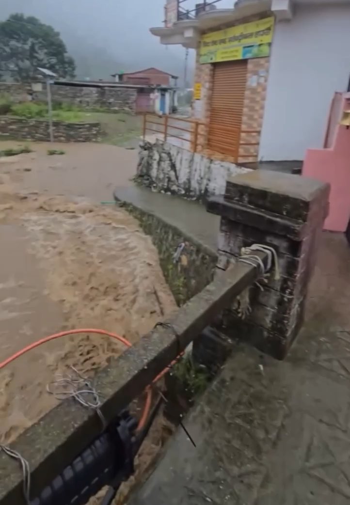 नैनीताल में भी बाढ़ आ चुकी है कैंची धाम यात्रा नीम करौली यात्रा अभी बिल्कुल त्याग दें…