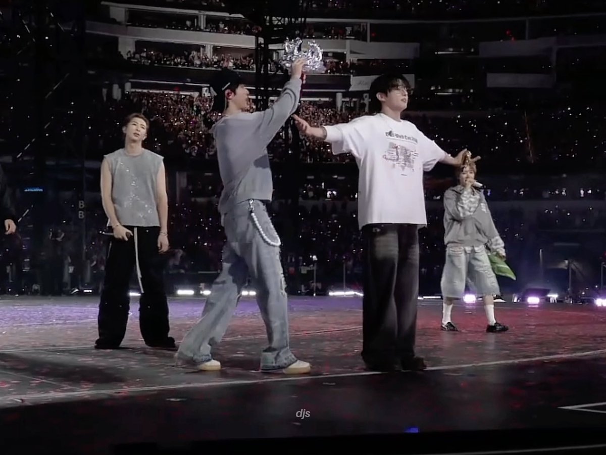 BTS: happy birthday dear JK~ 🐹: *brings out a crown* 🐹: *puts it on 🐰* 🐰: 🫅🏻💘