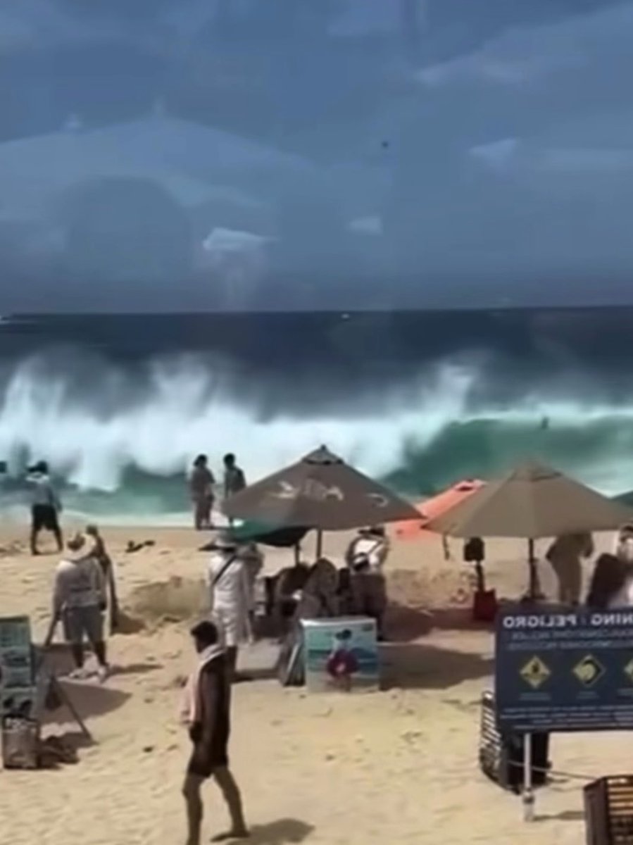 Giant wave VS beach full of people