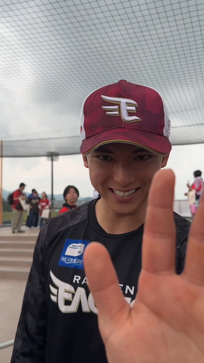 🌈ウェルカムハイタッチ👋 今日は #佐藤直樹 選手・ #宗山塁 選手・ #平良竜哉 選手が登場！ 東北シリーズ最終日🏟️✨ ファンの皆さんを笑顔でお出迎え☺️🖐 #RakutenEagles #強鷲革新