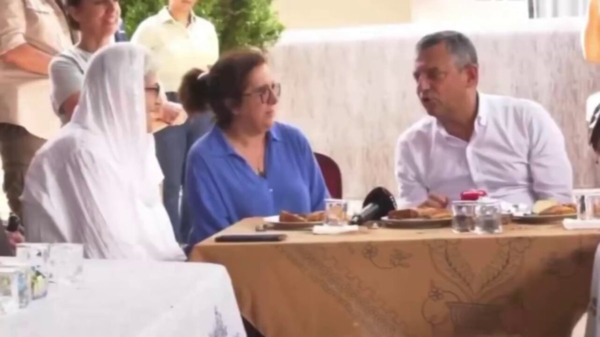 🔉18 yaşını dolduran herkese bir araba 🔉Yeni evlenen her çifte bir ev + 50 şer bin dolar para 🔉iş bulamayan herkesi pirim gün sayısı şartı aramadan emekli deceğiz, üstüne de ikişer milyon tl yardım parası vereceğiz dese inanacak %48,5 lik bir kitle var.