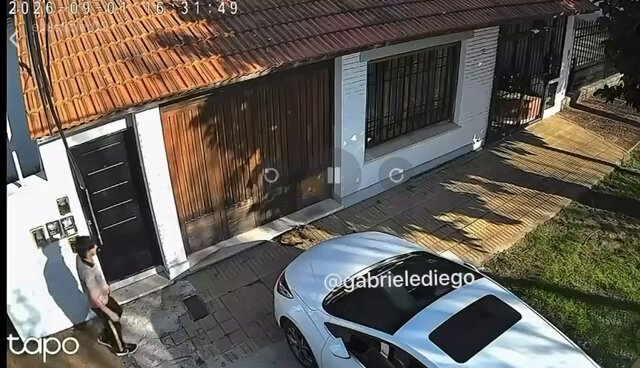 Temperley. Inexplicable ataque de un adolescente a una gatita. Primero la acarició y luego le pisó la cabeza. Es la gatita de la cuadra y se encuentra al cuidado de una vecina. No sufrió lesiones graves. Indignación en el colegio del agresor.