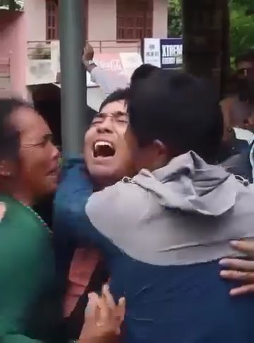कालको मुखबाट बाचेर आएपछि आमा सँग अँगालो मारेर रुँदै छोरा......खुसीको आँसु। #nepal #highlight #everyoneシ゚