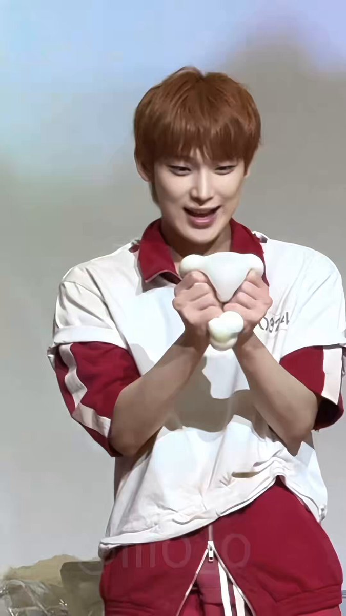 얘 진짜 말랑이 얼마나 정신없이 만지냐면 옆에서 훈떤형이 메모 보여주든말든 우유찐빵말랑이♡떠눙이 상태임