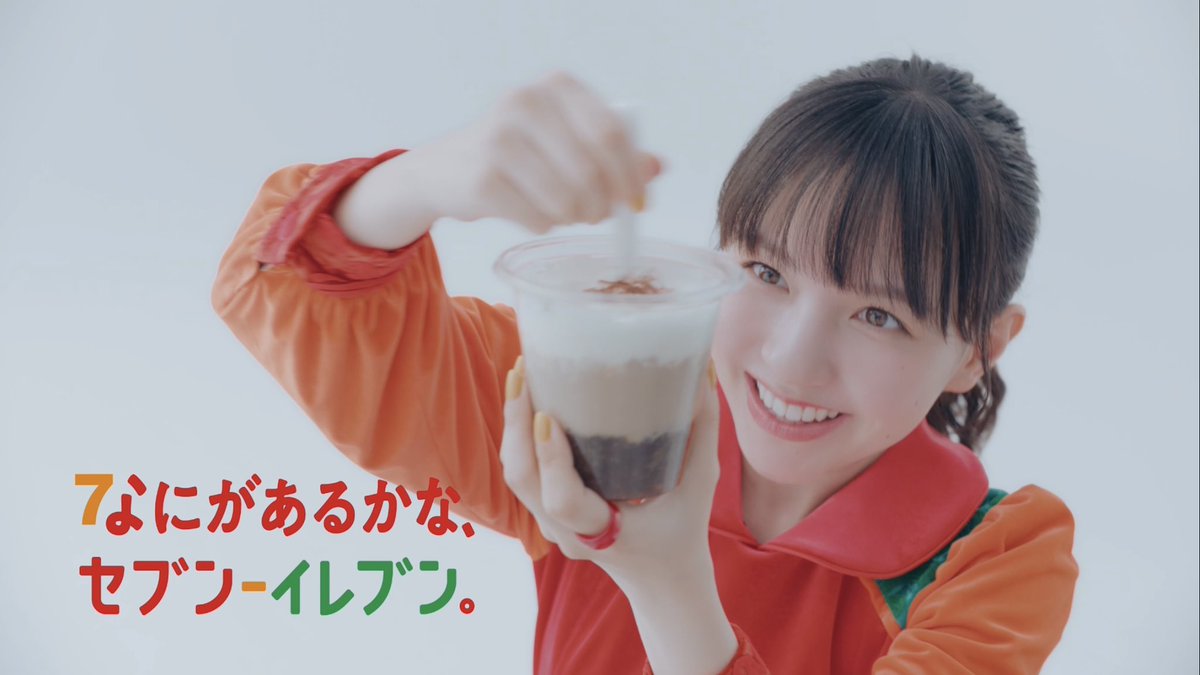 セブン-イレブンの まぜまぜスイーツのCMが公開されました🤍 私も初めて食べた日から 本当にハマってしまったまぜまぜスイーツ！✨️ 私のお気に入りはカフェラテ味です！ まぜまぜスイーツもCMも、 楽しんでいただけたら嬉しいです✨️ #まぜまぜスイーツ #なにがあるかなセブンイレブン