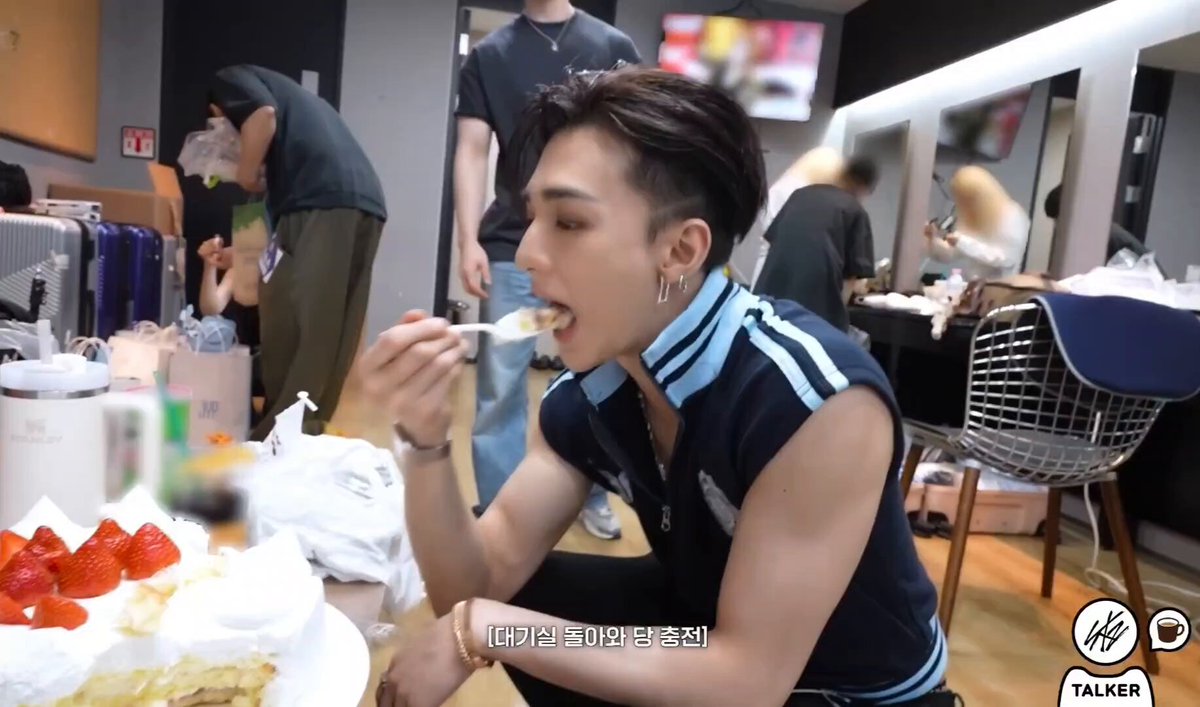 ฮยอนจินกินเค้กสตรอว์เบอรีครีมสดแล้วถูกใจสุดๆ บอกอร่อย แล้วบอกอีกว่าเจ้าตัวชอบเค้กครีมสดจริงๆ เค้กที่มีขนมปัง แยมสตรอว์เบอร์รีและครีมสดแบบนี้อร่อยสุดเลย บอกเสร็จหม่ำต่อจนครีมเลอะปาก เลยปิ๊งไอเดียนึกถึงสเตย์ขึ้นมา เลยจงใจกินเลอะ วิ้งค์ให้หนึ่งกรุบ แล้วเก๊กหล่อปิดท้าย หมั่นเข้ว5555