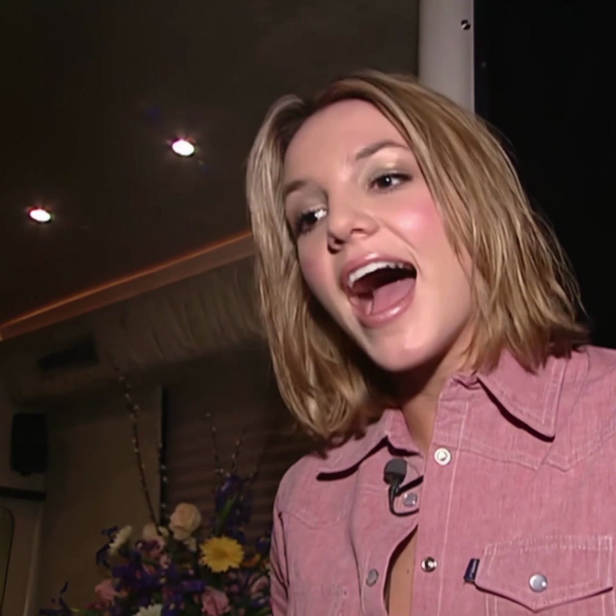 Rare 2000 footage of Britney Spears giving a tour of her tour bus. 💙 🎶