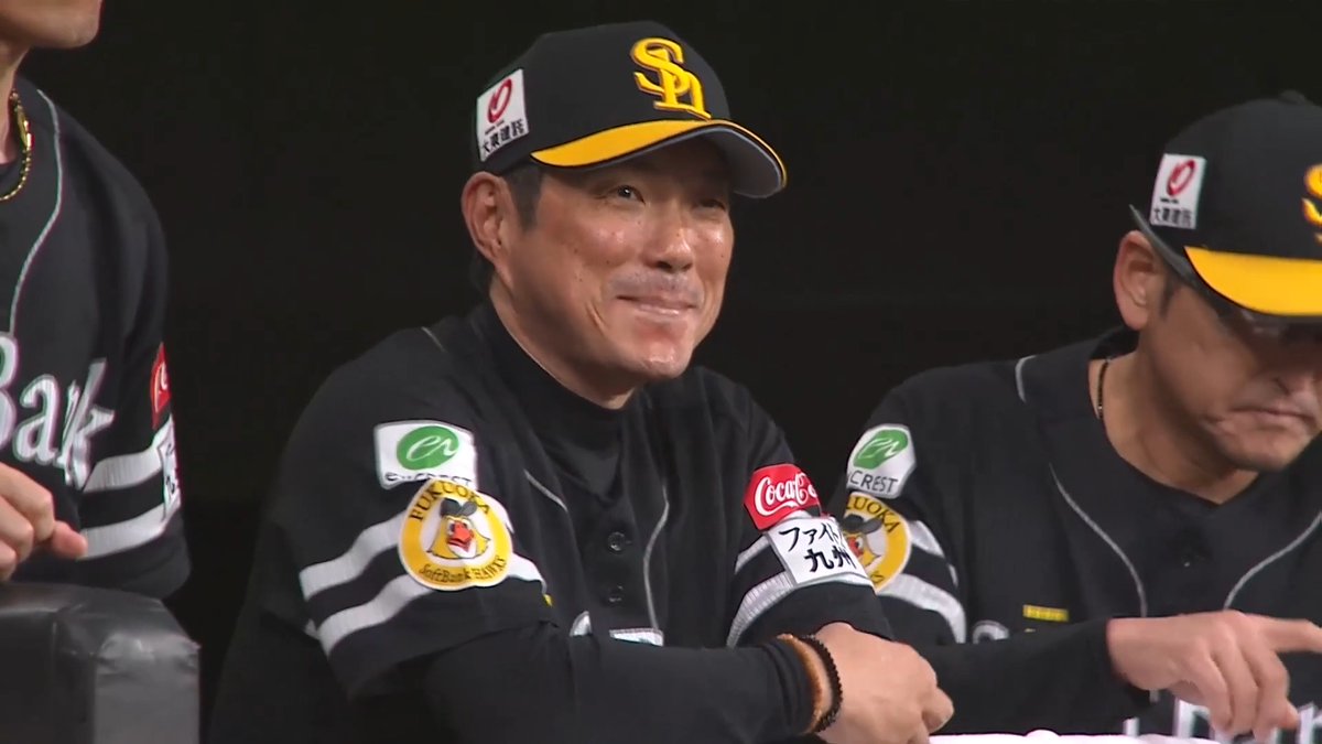 この光景見覚えがある、、、⁉👀 福岡ソフトバンク 小久保裕紀 監督が ランナーなしから申告敬遠！😲 打席に立つ前から北海道日本ハム レイエス 選手は苦笑い⁉笑😅