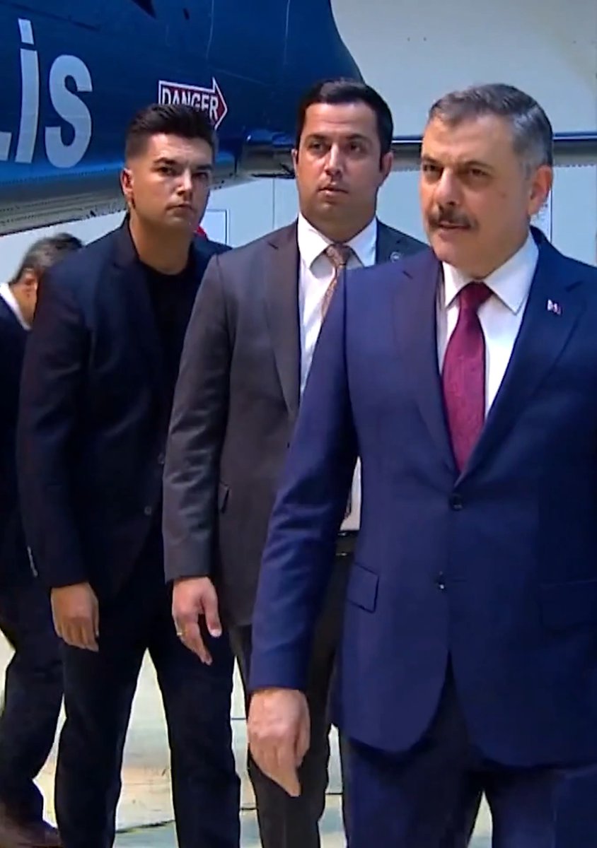 Türk mühendisinin aklı, teknisyeninin mahareti, işçimizin alın teriyle üretilen yerli ve millî helikopterimiz T625 GÖKBEY’i Emniyet Teşkilatımızın envanterine kazandırdık. 🇹🇷 GÖKBEY, nesiller boyunca taşınan tam bağımsızlık idealimizin bugün ulaştığı yüksek teknoloji seviyesinin gurur verici eserlerinden biridir. Bir milletin sahip olduğu kabiliyet kadar, o kabiliyeti harekete geçirecek siyasi irade hayati önem taşımaktadır. İrade olmazsa idare bir şey yapamaz. Ve hamdolsun bugün eğer Türkiye’nin savunma sanayiinde şahlanışını görüyorsak, bunun ardında dimdik duran bir irade vardır. Bu iradenin adı: Recep Tayyip Erdoğan’dır. Muhterem Cumhurbaşkanımız Recep Tayyip Erdoğan’ın liderliğinde bugün gökyüzünde kendi kanatlarımızla uçuyor; insanımızın aklını, emeğini ve kabiliyetini yüksek teknolojiye dönüştürüyoruz. Şimdi bu millî kabiliyeti, milletimizin huzur ve güvenliği için Emniyet Teşkilatımızın hizmetine sunuyoruz. Bu kapsamda toplam 18 adet T625 GÖKBEY teslim alınacak. İlk GÖKBEY’imizle; terörle mücadeleden asayişe, afet ve acil durumlardan keşif ve gözetlemeye kadar devletimizin sahadaki erişimini, süratini ve etkinliğini daha da artırıyoruz. Çünkü teknolojinin gerçek değeri, milletimizin huzuruna ve güvenliğine kattığı güçle ölçülür. GÖKBEY’imizin kanadı güçlü, uçuşu emniyetli, milletimize hizmeti daim olsun. Ülkemize, milletimize ve Emniyet Teşkilatımıza hayırlı olsun. T.C. İçişleri Bakanlığı Türk Polis Teşkilatı