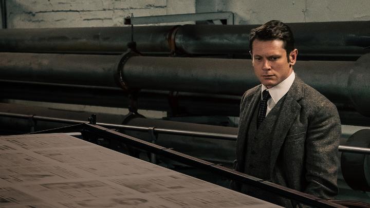 Jack O’Connell, Guy Pearce, and Claire Foy star in INK, from Academy Award-winning director Danny Boyle. A group of visionaries and misfits had an idea for a new kind of news — one that would give the people what they want and would change the face of the world we live in today. Based on the Tony Award-winning play of the same name. In select theaters December 11 and on Netflix January 8 in the US and Latin America.