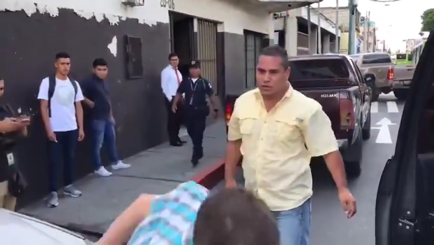 🚨🚨 Urgente Guatemala 🚨🚨 MUNDOS PARALELOS. MIENTRAS SAMMY MORALES HERMANO DEL EX PRESIDENTE JIMMY MORALES SALUDABA A SUS CONOCIDOS, MIENTRAS OTROS SE VAN A LOS CUENTAZOS Un echo curioso sucedió el pasado viernes en una sala de justicia de la capital. Mentras Sammy Morales hermano del ex presidente Jimmy Morales era felicitado por los resultados por amigos y familiares; un carro tipo pickup chocó a un taxi, echo que resultó en golpes entre los dos conductores.