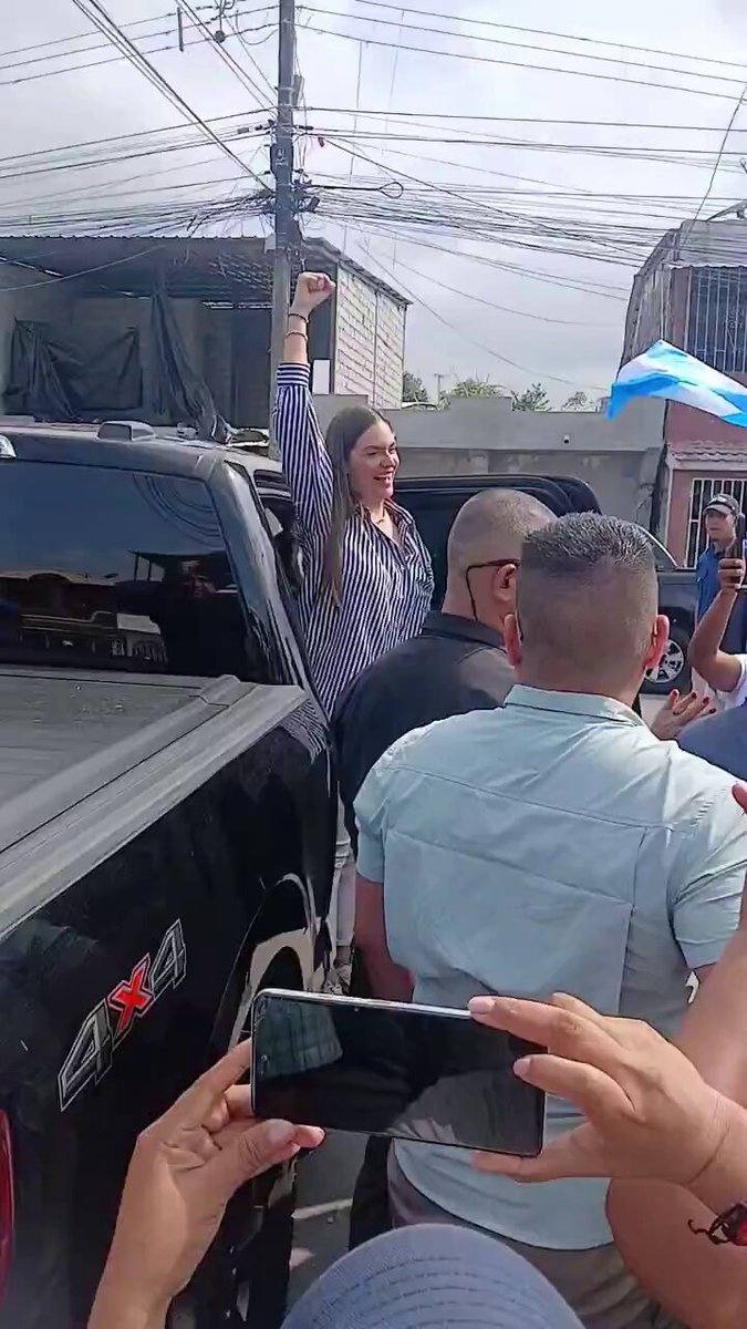 Fiorella siempre sonriente, puño en alto, escuchando a la gente y lo más importante de todo, sin estupefacientes. Mi alcaldesa.